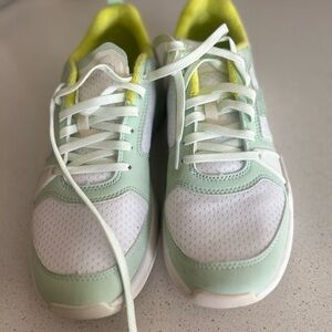 Olukai Anau sneaker size 7